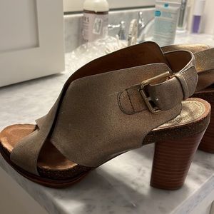 Size 9 New never worn gold sandals, so comfortable!